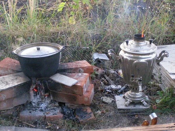 Шашлык самовар нижний новгород. Мангал самовар. Самовар на углях на даче. Самовар на природе. Самовар шашлык.