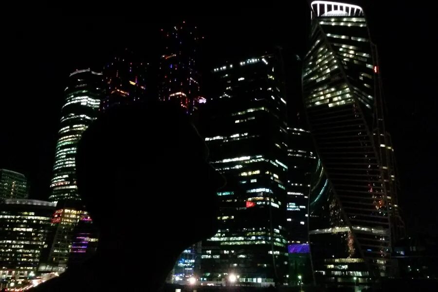 Pinq ночь. Мужчина на фоне Москва Сити ночью. Пара ночью на фоне Москва Сити. Фотосессия ночной Москва Сити. Парень на фоне Москва Сити.