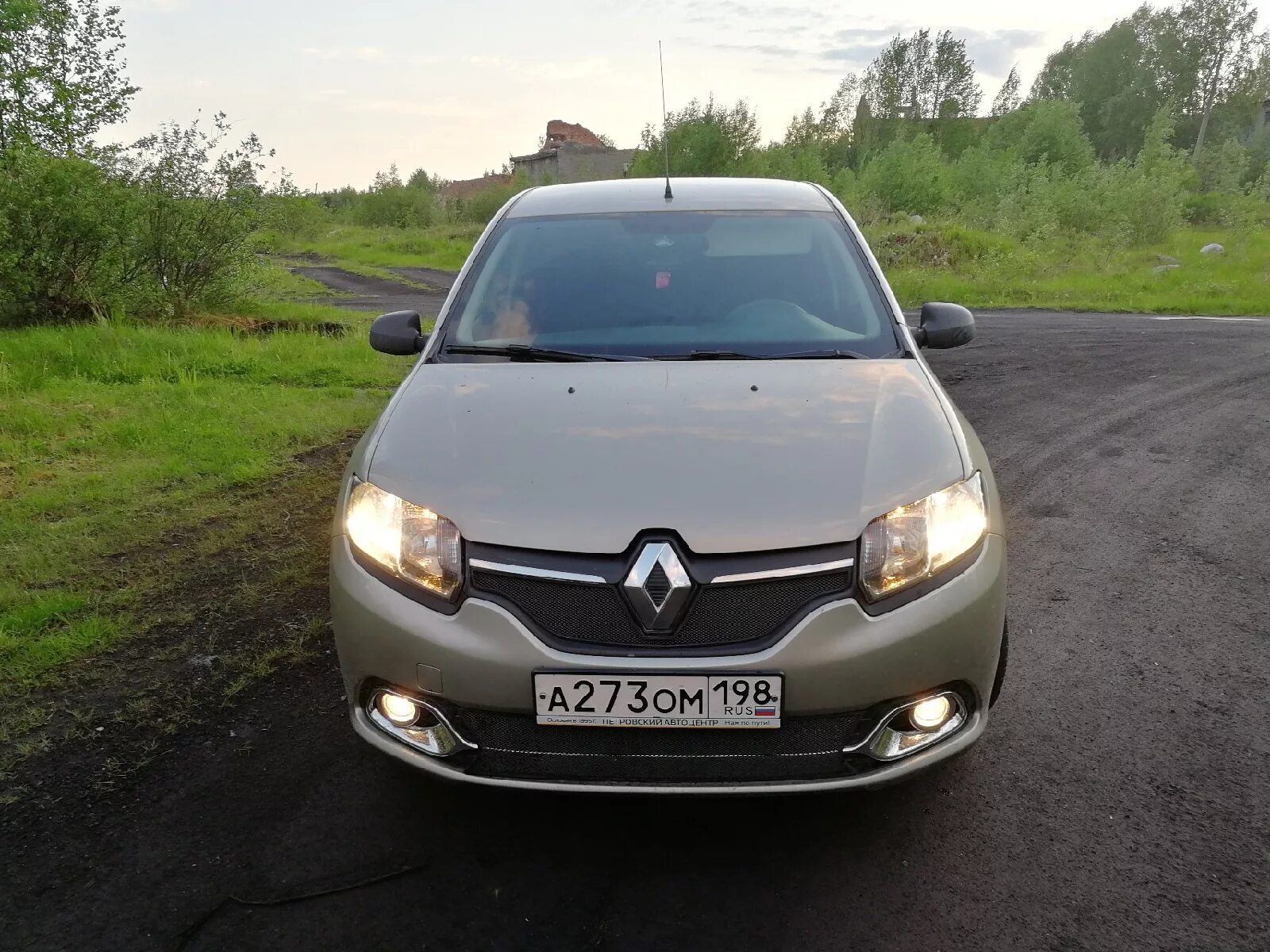 Рено Логан 2 с противотуманками. ПТФ Рено Логан 2. Renault Logan 2010 туманки. Рено Логан 2018г.