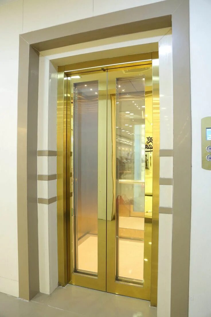 Gold lift. Лифт Доорс. Стеклянные двери лифта. Двери для лифта стеклом. Золотые двери лифтов.