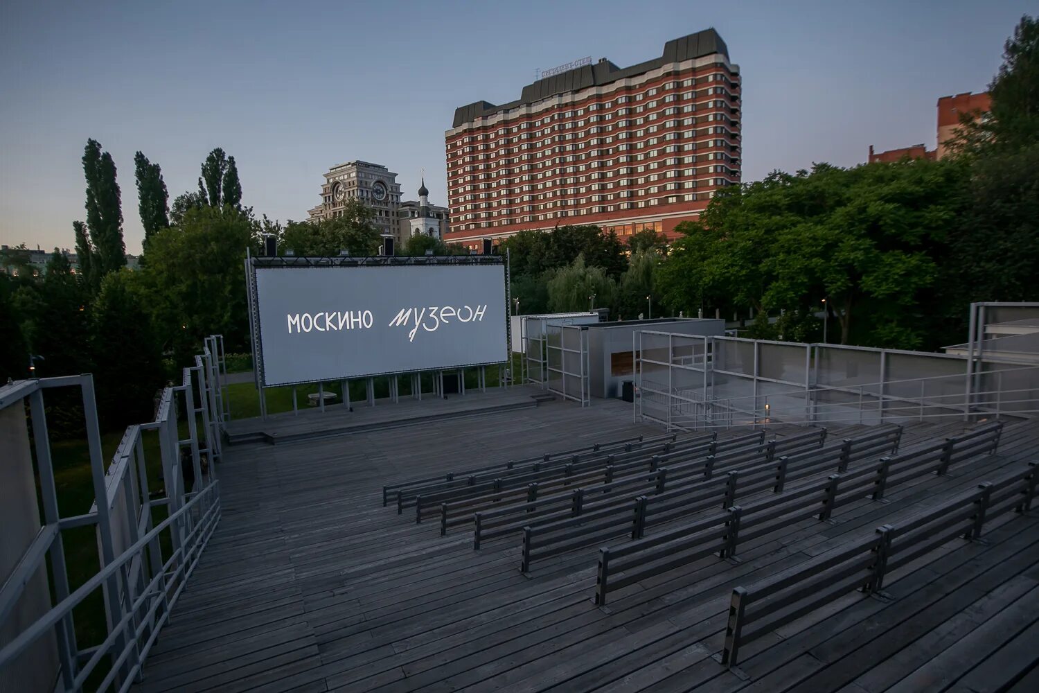 Парк музеон. Крымский вал парк музеон. Парк музеон в москве. Крымская набережная (парк искусств музеон). Музей музеон москва.