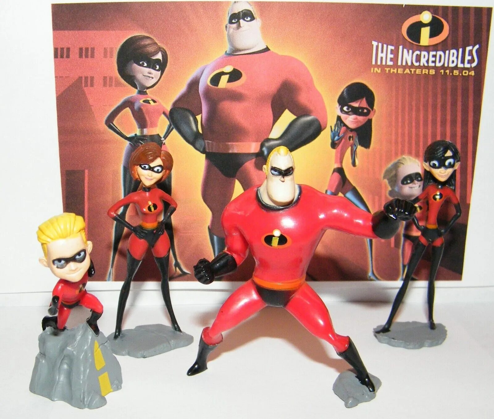 Toys incredible. Игрушки the incredibles. Семейка Суперсемейка. Фигурки Суперсемейка. Суперсемейка персонажи.