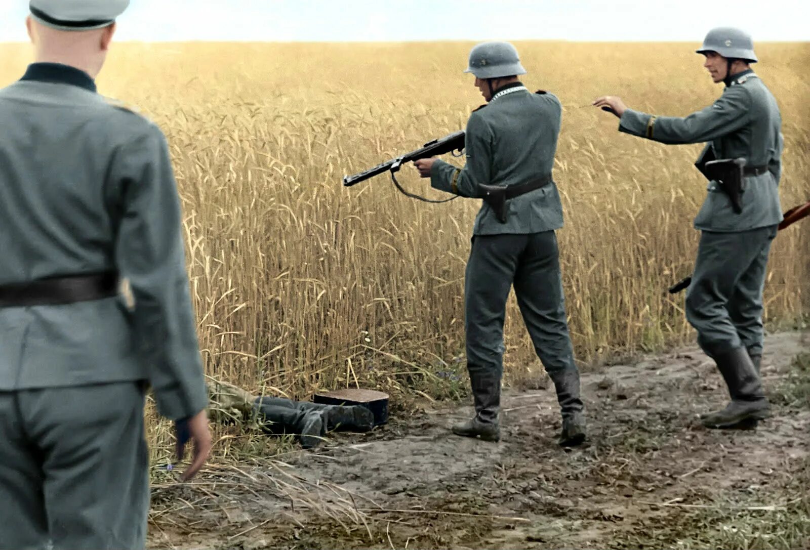 Вермахт партизаны. Солдаты вермахта 1941 год расстреливают красноармейцев. финский солдат расстреливает советского разведчика 1942. солдаты ваффен сс на восточном фронте.