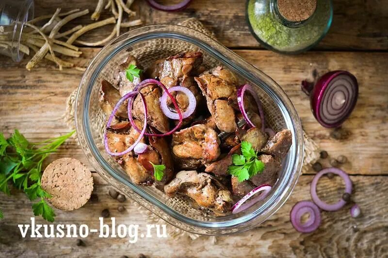 Печень в банке с луком в духовке. Куриная печень запеченная в духовке. Куриная печень в духовке простой рецепт. Куриная печень с соевым соусом и дижонской горчицей рецепт. Сколько запекать куриную печень в духовке.