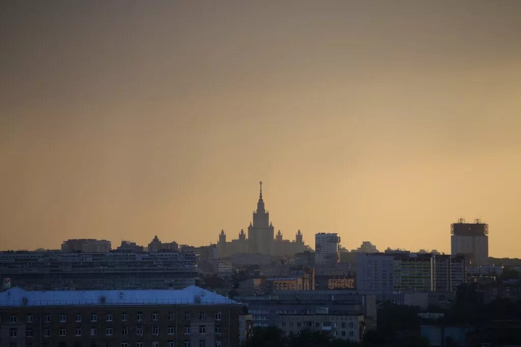 Панорама Москва пасмурно. Москва Горизонт. Город Москва облачно. Москва фон пасмурный.