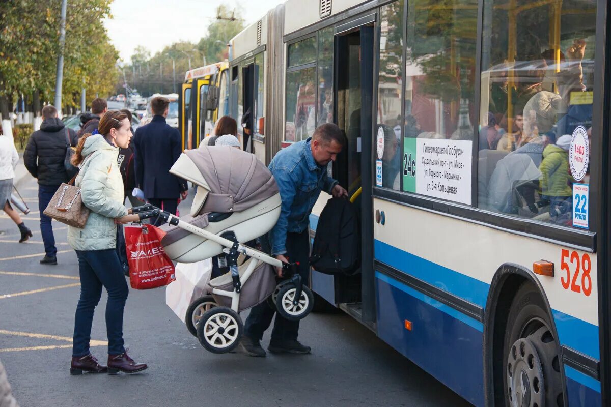 Коляска в автобусе. С коляской в маршрутку. Женщина с коляской в автобусе. В автобусе с детской коляской. Помогите вынести