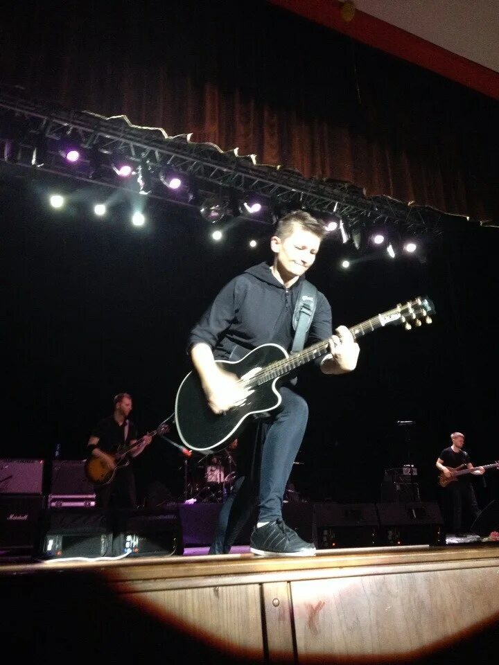 Левобережный дворец культуры металлургов магнитогорск внутри. Дворец орджоникидзе магнитогорск. Массовое гуляние афиша. Митяев олег не хватает любви слушать. Дк орджоникидзе магнитогорск афиша.