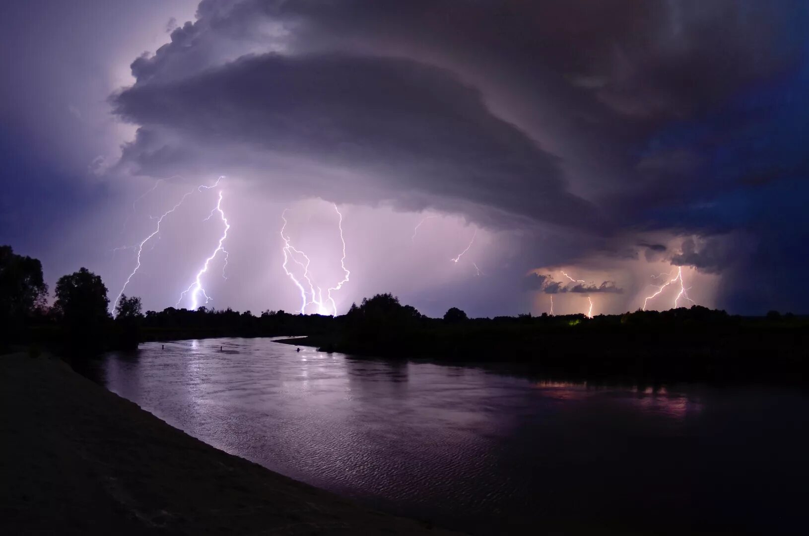 торнадо гром молния. многоячейковые кластерные грозы. грозовое торнадо. самая сильная гроза. гроза.