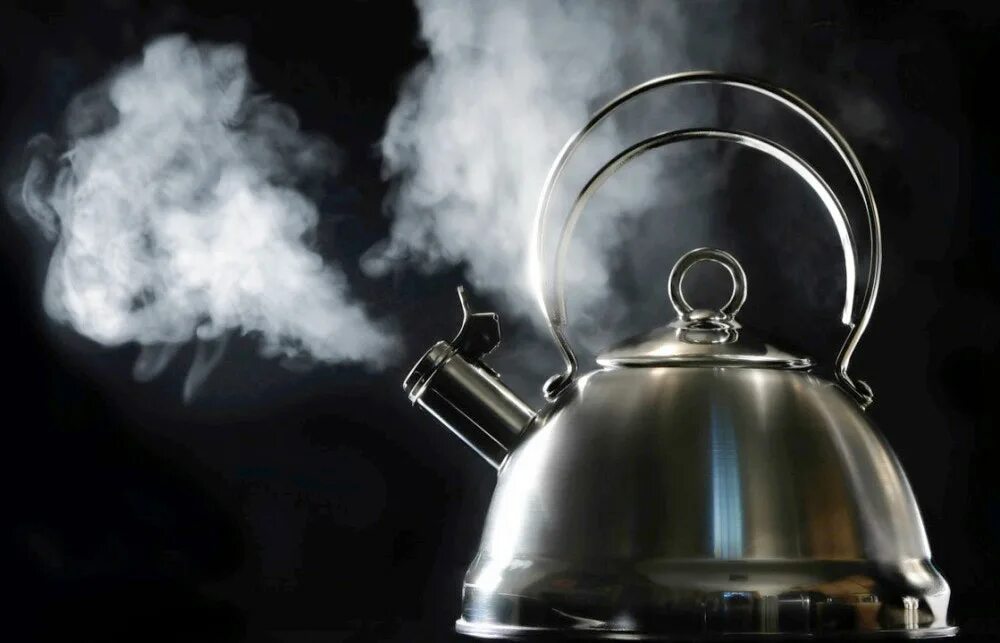 чайник кипит. чайник kettle. электрический чайник "elcom"8833. выкипела вода в чайнике. кипение воды.