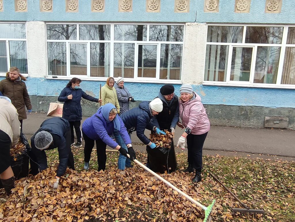 Лагерь в Луховском лицее. Уборка школы учителя. Школьники уборка парка татар-информ.