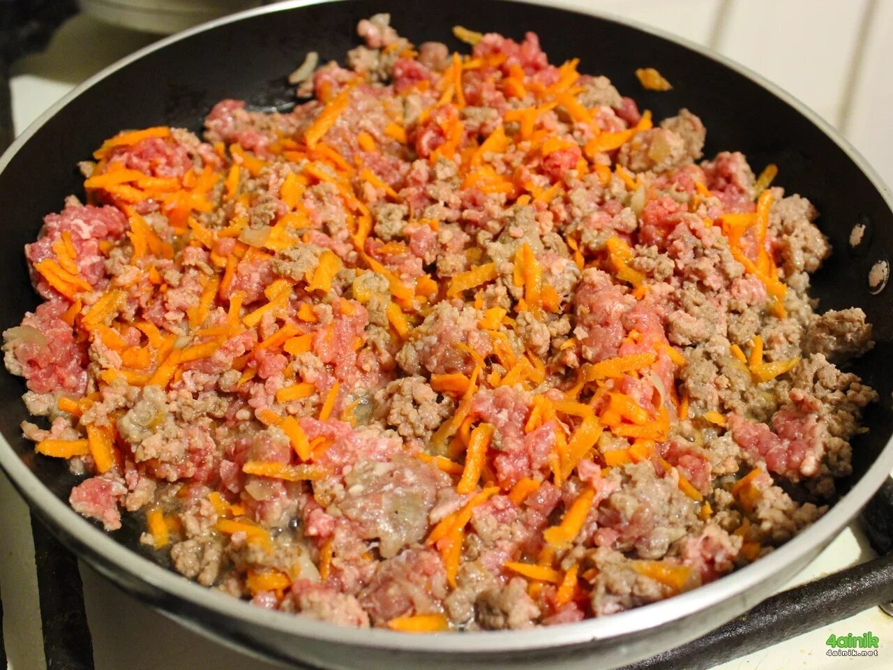 Добавить в фарш овощи. Чечевица с томатами. Мясной фарш жареный. Арабское блюдо фарш с овощами. Добавить в фарш овощи.