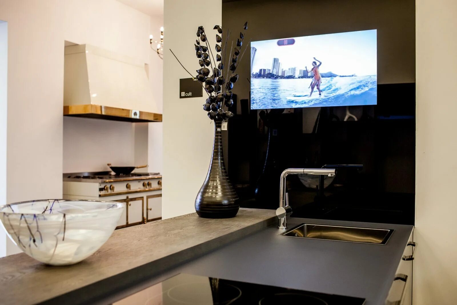 Телевизор на 1.12 2. Телевизор на кухню со Smart TV 24 дюйма. Встраиваемый телевизор для кухни. Подвесной телевизор на кухню. Телевизор НАК кухню на стену.