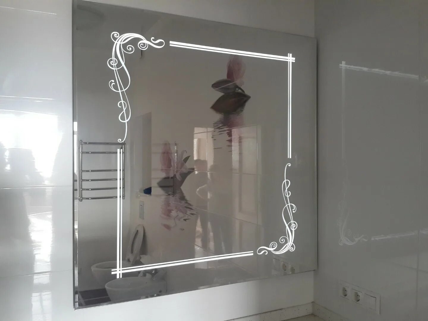 Гравировка на зеркале. Красивое настенное зеркало. Зеркало с пескоструем и подсветкой. Лазерная гравировка на зеркале.