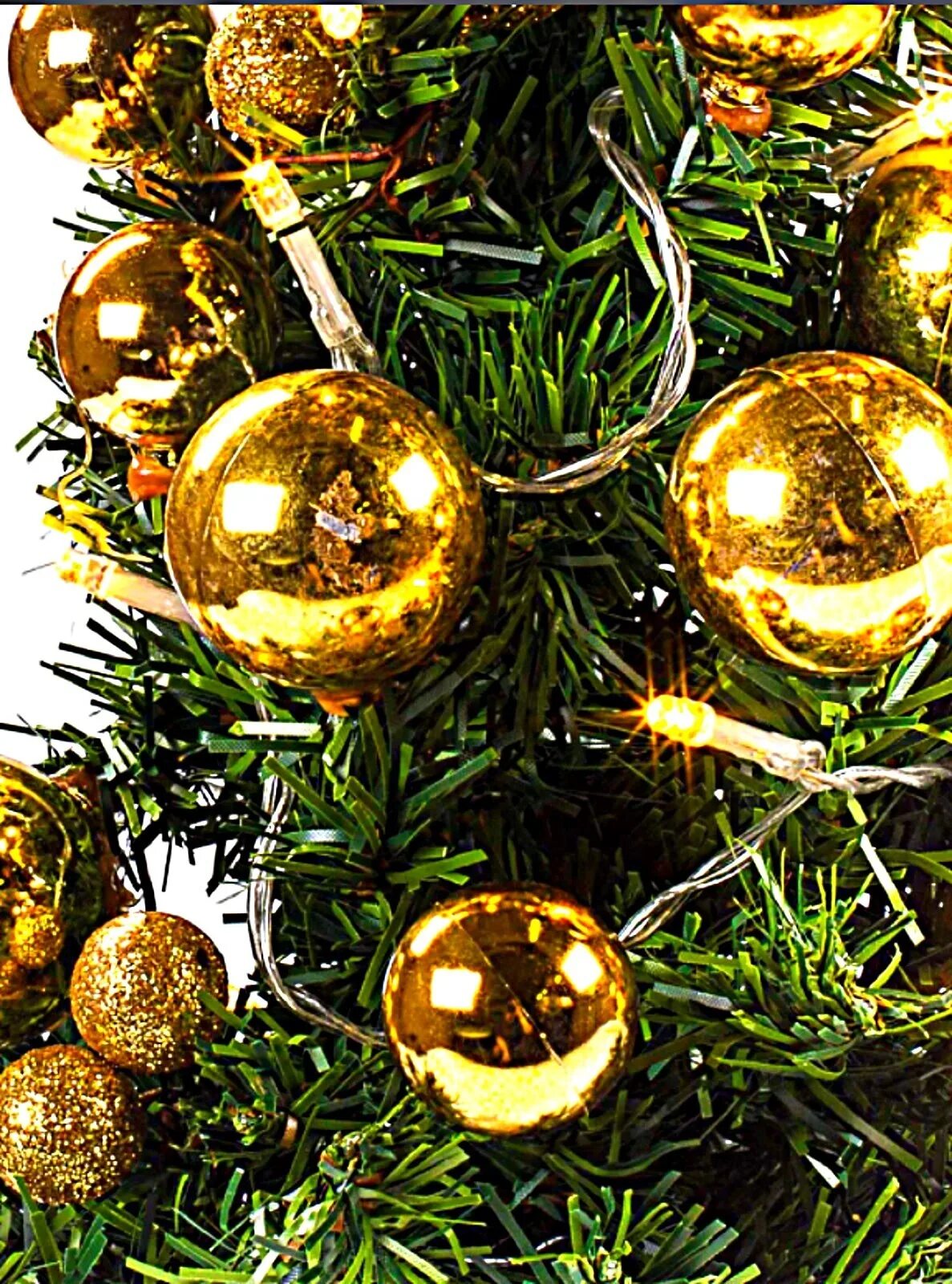 Зеленый золотой шары. Золотые шары на елку. Елочные игрушки золотые шары. Елка с золотыми украшениями. Новогодняя елка с золотыми шарами.