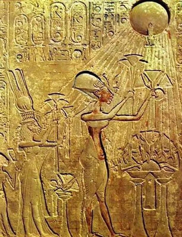 Где поклонялись богу ра. Поклонение Богу солнца Атону (Эхнатон и Нефертити с дочерью). Поклонение Атону рельеф. Поклонение Богу солнца Атону рельеф из Амарны. Амарнский период древнего Египта.
