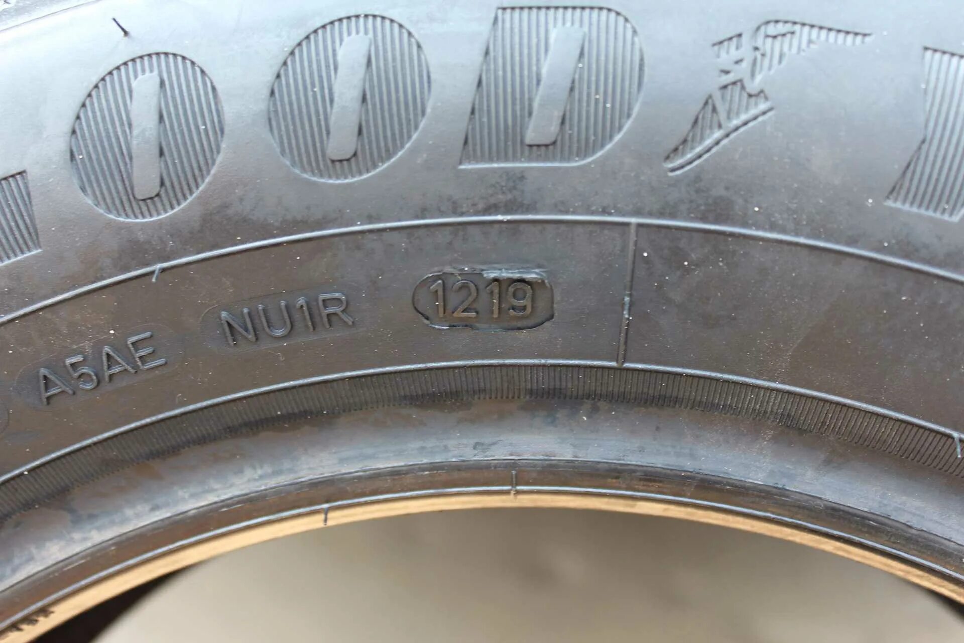 Где на колесах дата. Год производства на шинах Гудиер. Дата производства резины Гудиер. Goodyear шины 1962 года. Дата изготовления шин Goodyear EFFICIENTGRIP.