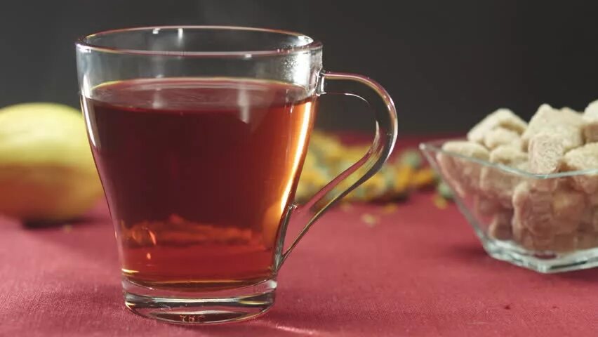 Чай с сахаром утром. Чай в стакане. Чай с сахаром. Сахар в стакане с чаем. Черный чай с сахаром.