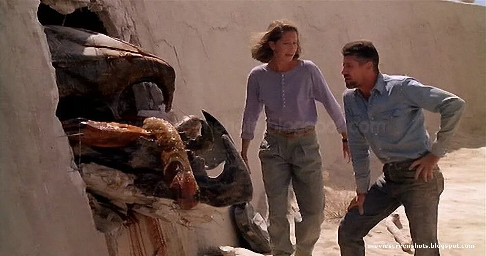 Кевин бейкон дрожь земли. Дрожь земли перевод. Дрожь под землей фильм. Дрожь земли фильм 1989 червь. Дрожь земли dvd обложка.