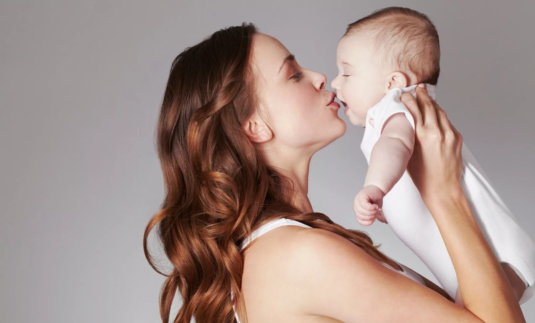 мама с малышом на руках. малыш и мама. красивая мама и малыш. мать с ребенком. послеродовая депрессия фото.