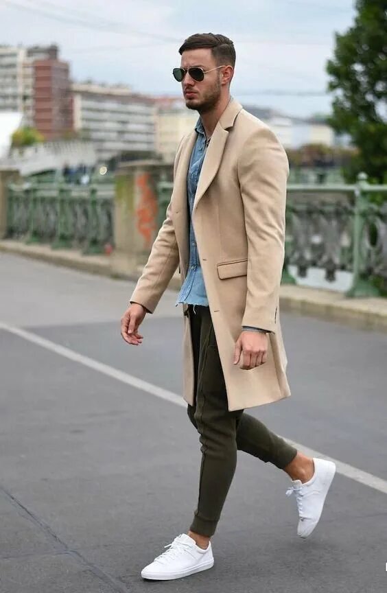 Мужское пальто с кроссовками. Пальто мужское смкедами. Пальто с кедами мужское. Кроссовки с пальто мужские.