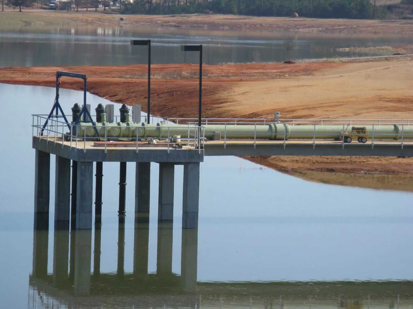 Сооружение для забора воды. Водозабор на водохранилище. Водозаборные сооружения. Речной водозабор.