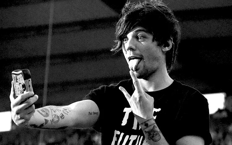 Луи ноте. Луи томлинсон. луи томлинсон курит. tommo певец. луи томлинсон британский певец.