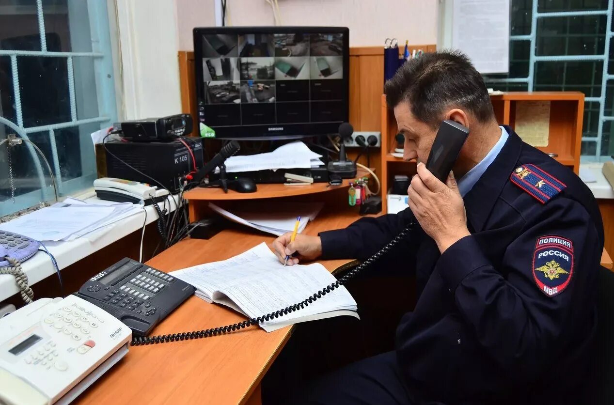 Звонок в дежурную часть полиции. Человек звонит в полицию. Дежурный полиции. Позвоните в полицию 3. Позвоните в полицию 3.