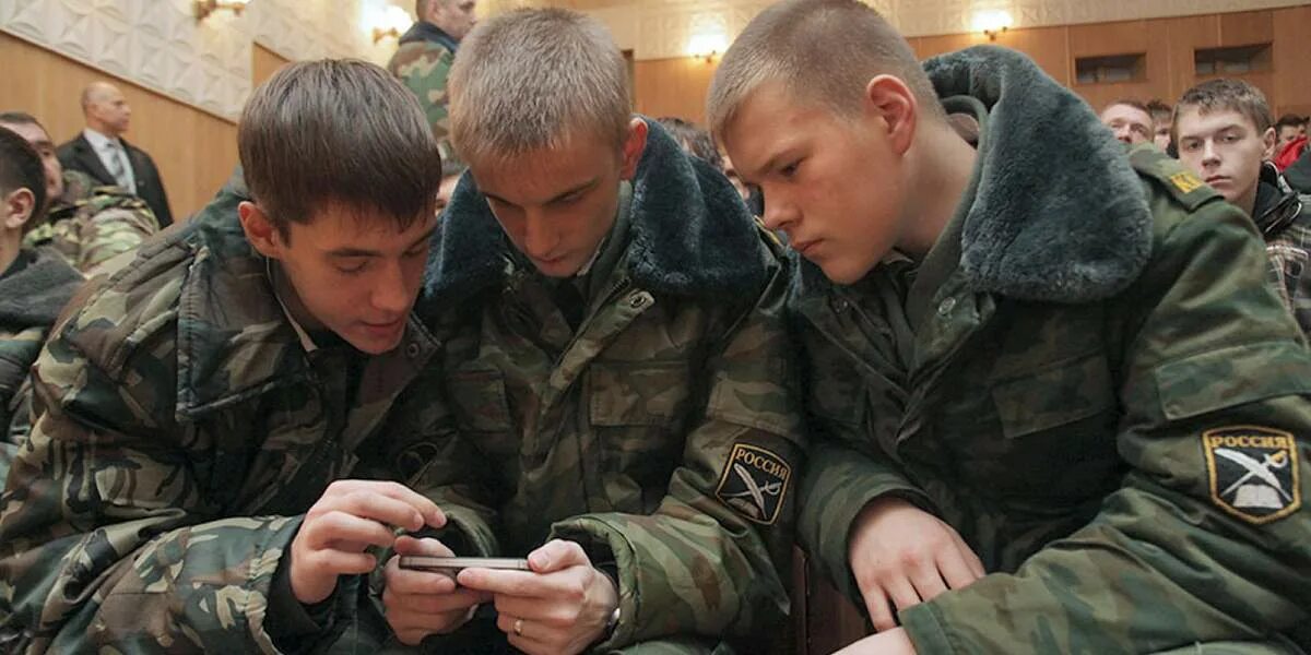Почему срочники. Солдаты в армии. солдаты срочники российской армии. общение военнослужащих. военный телефон.