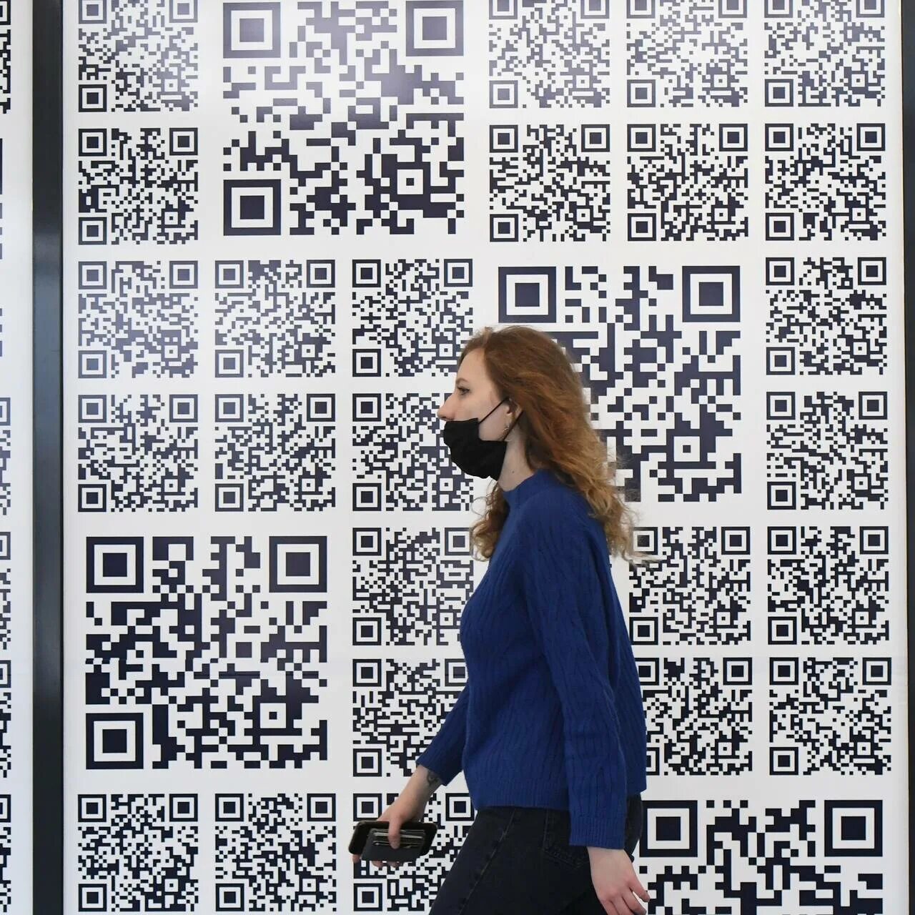 человек сканирует qr код. Qr коды. креативный qr код. первый куар кода. куйаркод.