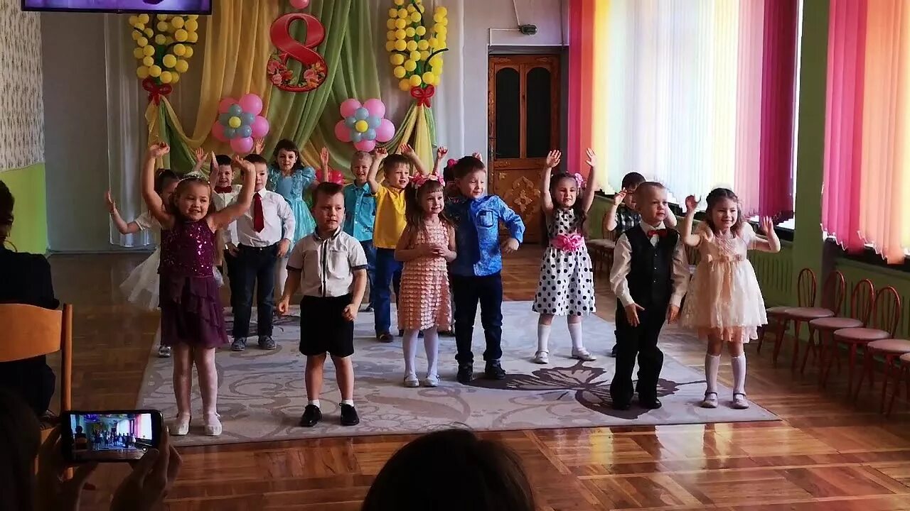Танец губки бантиком в детском саду видео. Танец губки бантиком. губки бантиком бровки домиком танец в детском саду. танец с бантиками в детском саду видео.