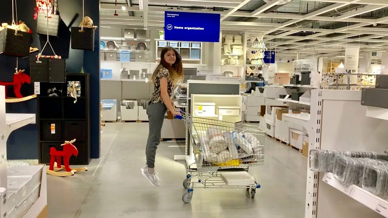 Покупатели в икеа. Икеа щелковский тц. Икею покупают. Пресс-службы ikea. Шоппинг икеа.