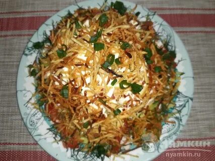 Салат с курицей и жареной картошкой соломкой