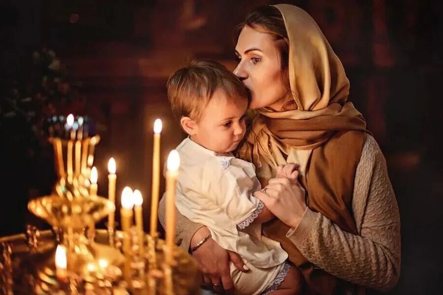 Слушать сильную материнскую молитву. Дети в храме. Мама с ребенком в церкви. Православная сама и ребенок. Православная мама и дети.