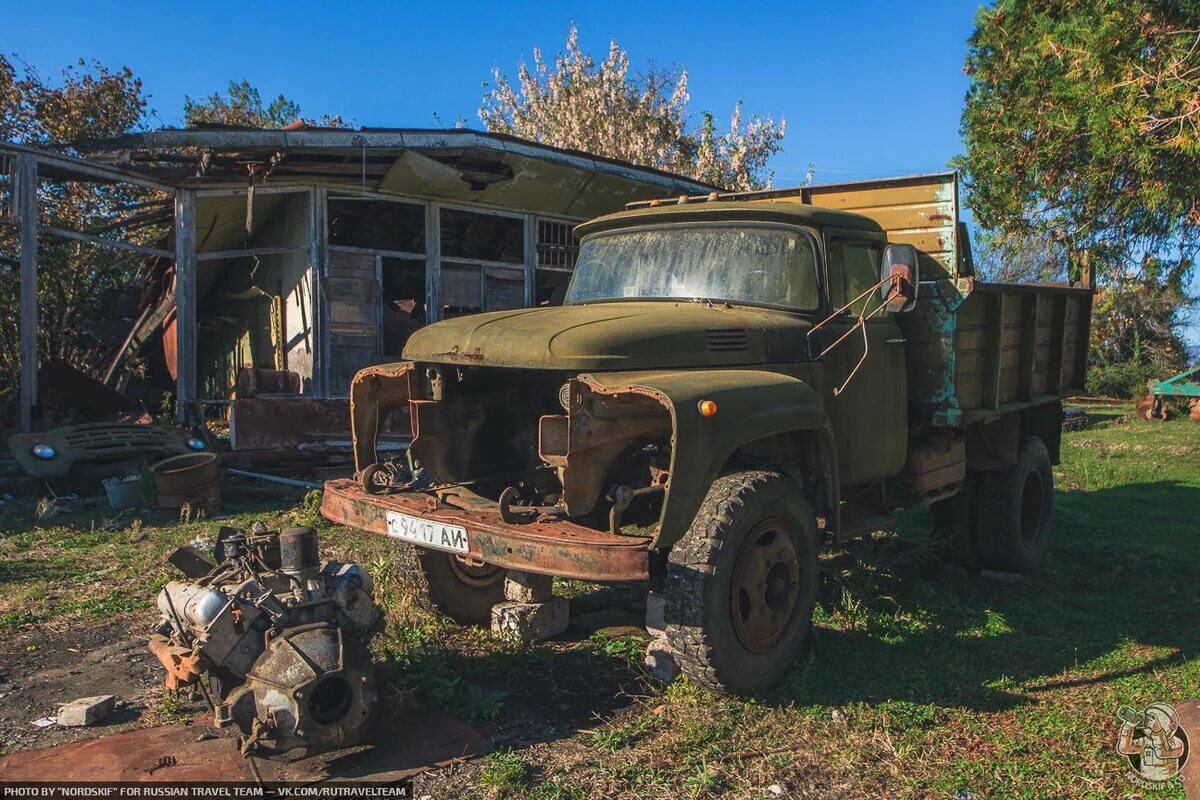 Заброшенные трактора дт 75. Разрушенные колхозы и совхозы. Заброшенные совхозы и колхозы. Заброшенные трактора т 40. Заброшенный колхоз.