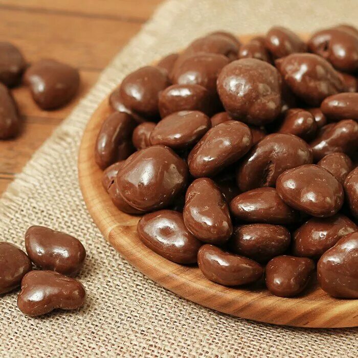 шоколад с орехами. грецкий орех в темном шоколаде. конфеты жако грецкий орех. шоколад с орехами. грецкий шоколад.