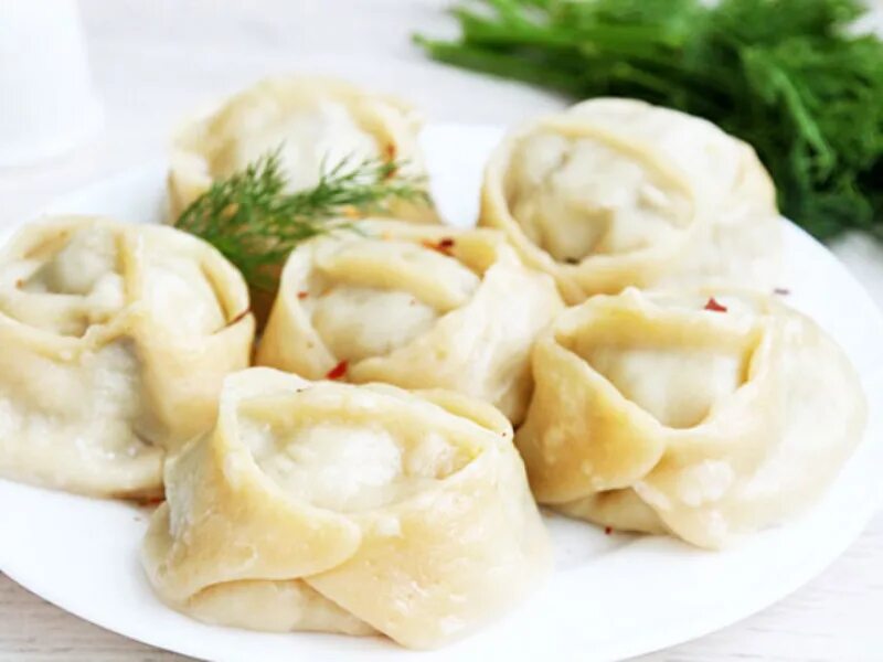 Манты с мясом. Манты со свинины и картошки. Манты на тарелке. Манты каскан. Манты по татарски.