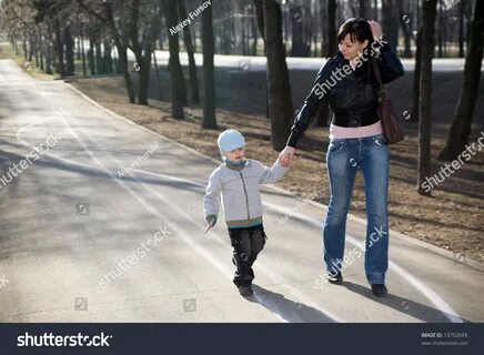 Женщина и мальчик улицу