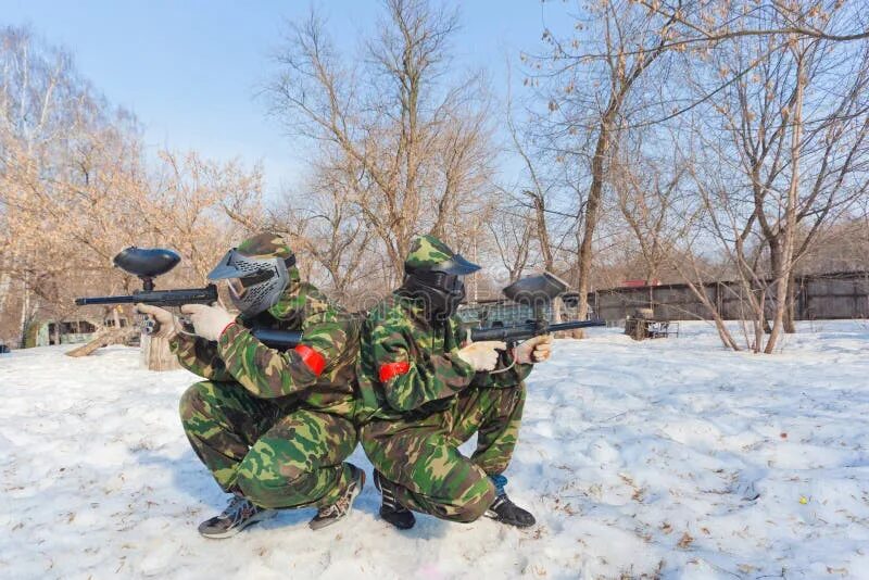 Big paintball 2 hunt. Зимний пейнтбол. Пейнтбол зима. Игра в пейнтбол зимой. Пейнтбол зимой в лесу.