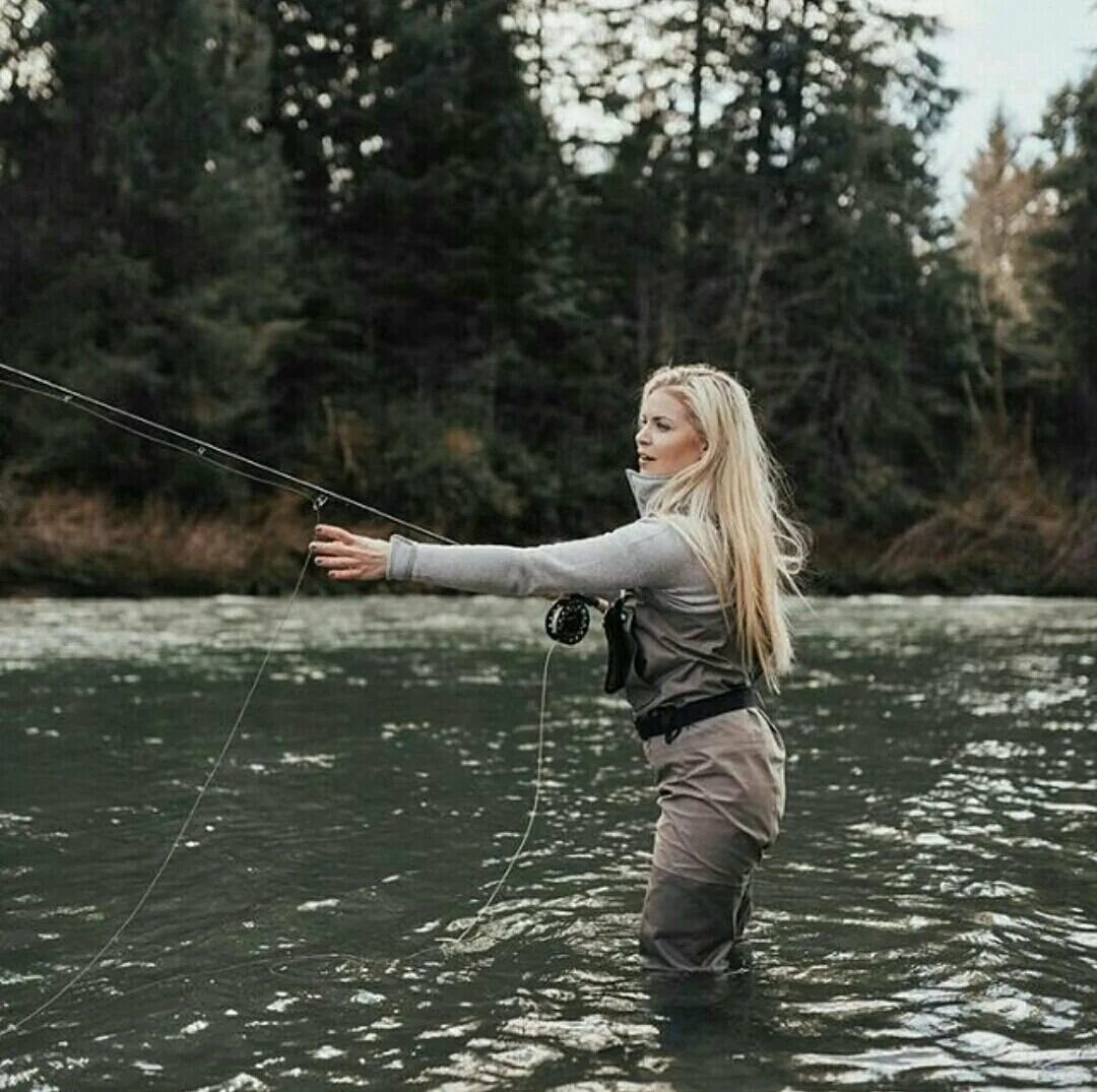 Рыбалка нахлыст. Блондинка на рыбалке. Девушка рыбачит. Красивые девушки на рыбалке.