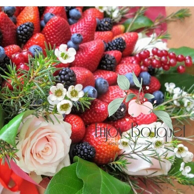 Ягоды 45 лет. Летний букет с ягодами. Шикарные букеты из фруктов и торт. С днем рождения ягоды и цветы. Ягодный юбилей.