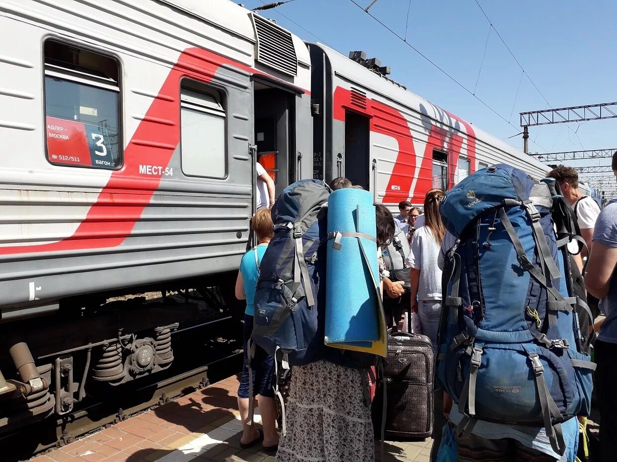 Жд перевозка пассажиров. Фирменный поезд океан Владивосток Хабаровск. Фирменный поезд океан 005э Владивосток Хабаровск. Владивосток Пхеньян поезд. Фирменный поезд «океан» 006э Хабаровск — Владивосток.