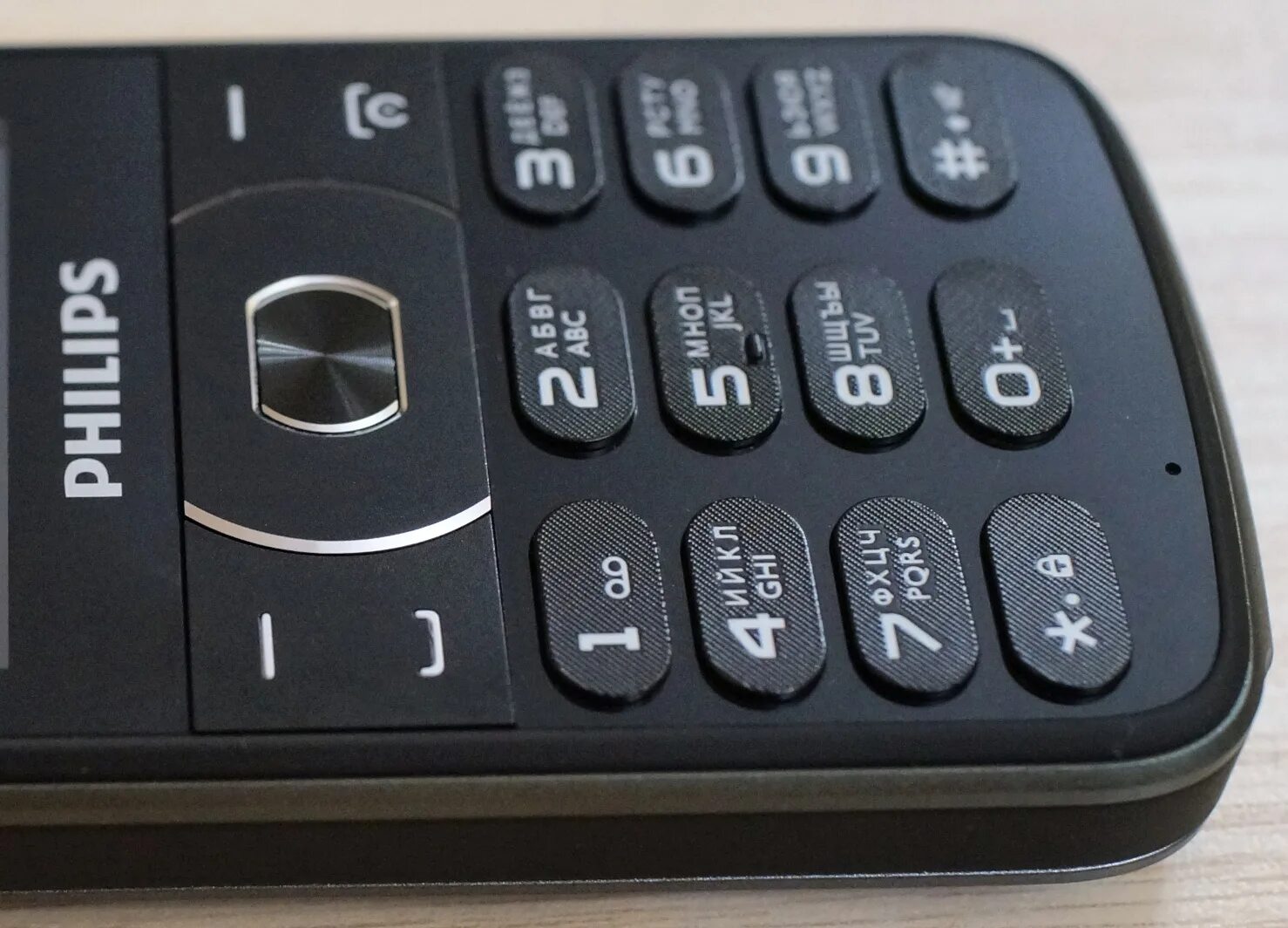 Philips e560. Philips кнопочный. Мобильный телефон Philips кнопочный. Телефон Philips Black кнопочный..