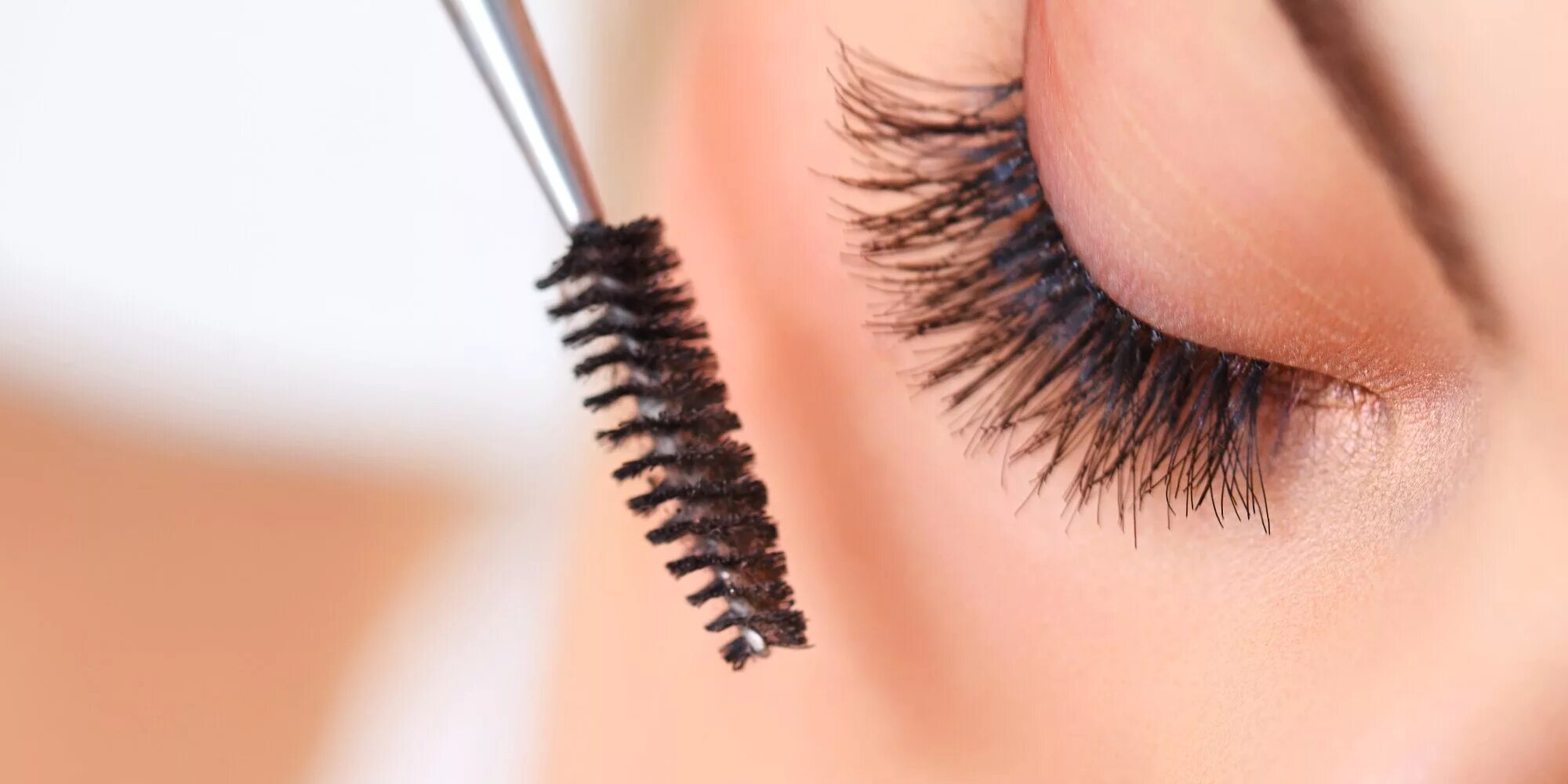 Тушь для ресниц на вайлдберриз. Ресницы накрашенные тушью. Туши которые не отпечатываются. Нанесение туши на ресницы. Тушь с ворсинками удлиняющая.