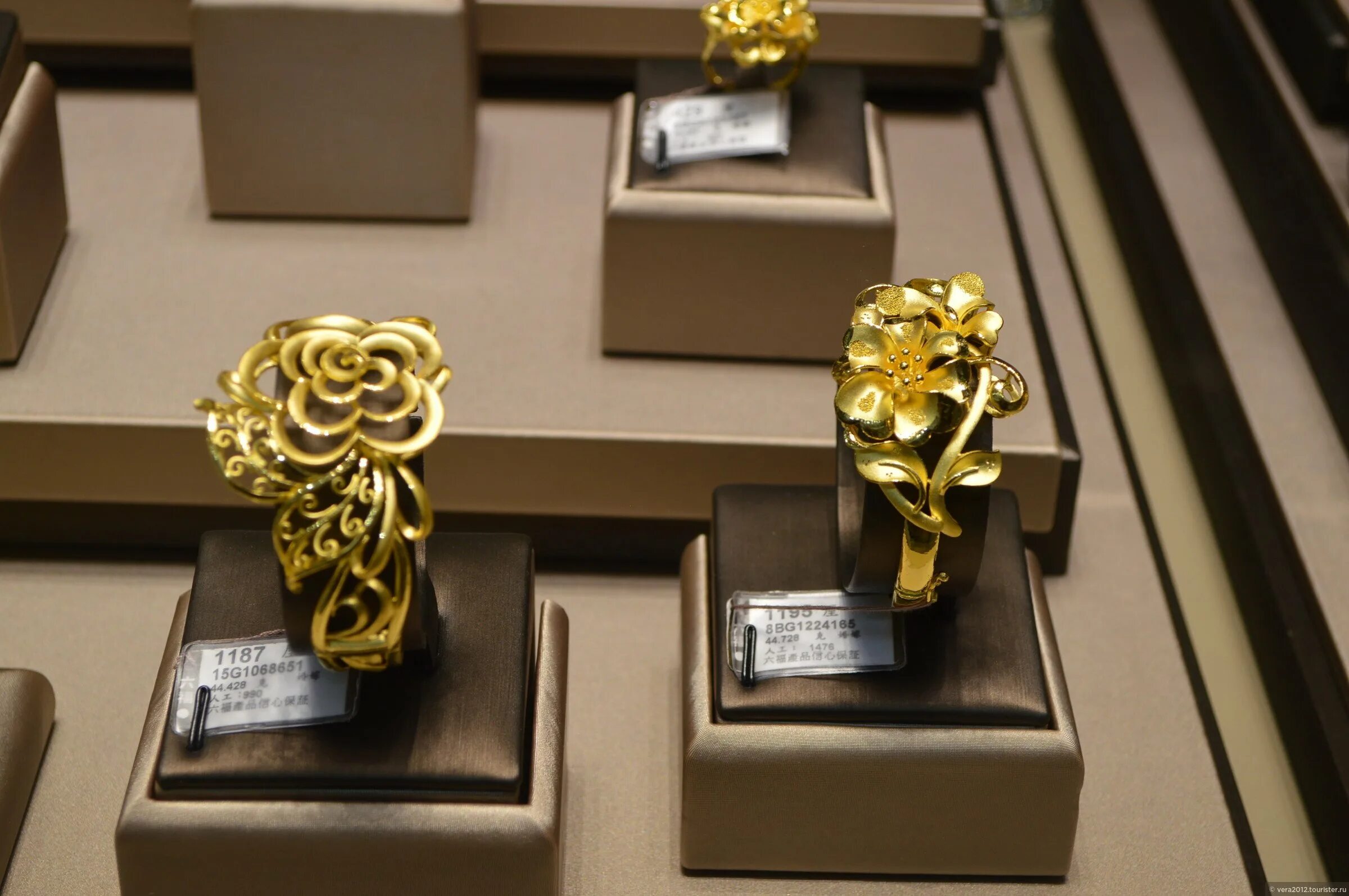 Санкт-петербург украшения с самородками из магадана. Ювелирка золото 999 пробы. Золото 999 украшения. 999 проба золота кольцо. 999 проба золота кольцо.