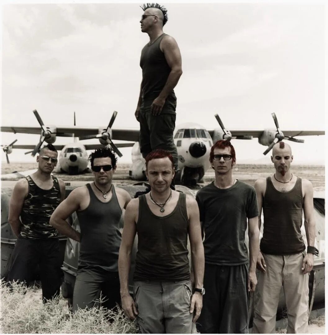 Rammstein жанр. Rammstein. Группа рамштайн. Rammstein 2001. Коллектив рамштайн.