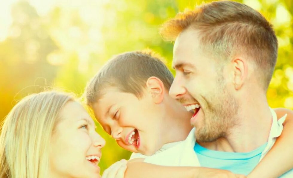 Гармония в семье. Дети в тренажерном зале. Родители любят своих детей. Чрезмерная опека ребенка. Воспитание родителей.