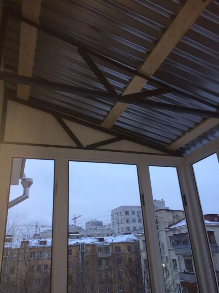 Козырек на балкон. Крыша на балкон москва. Крыша на балкон москва. Крыша на балкон москва. Стеклянный балкон.