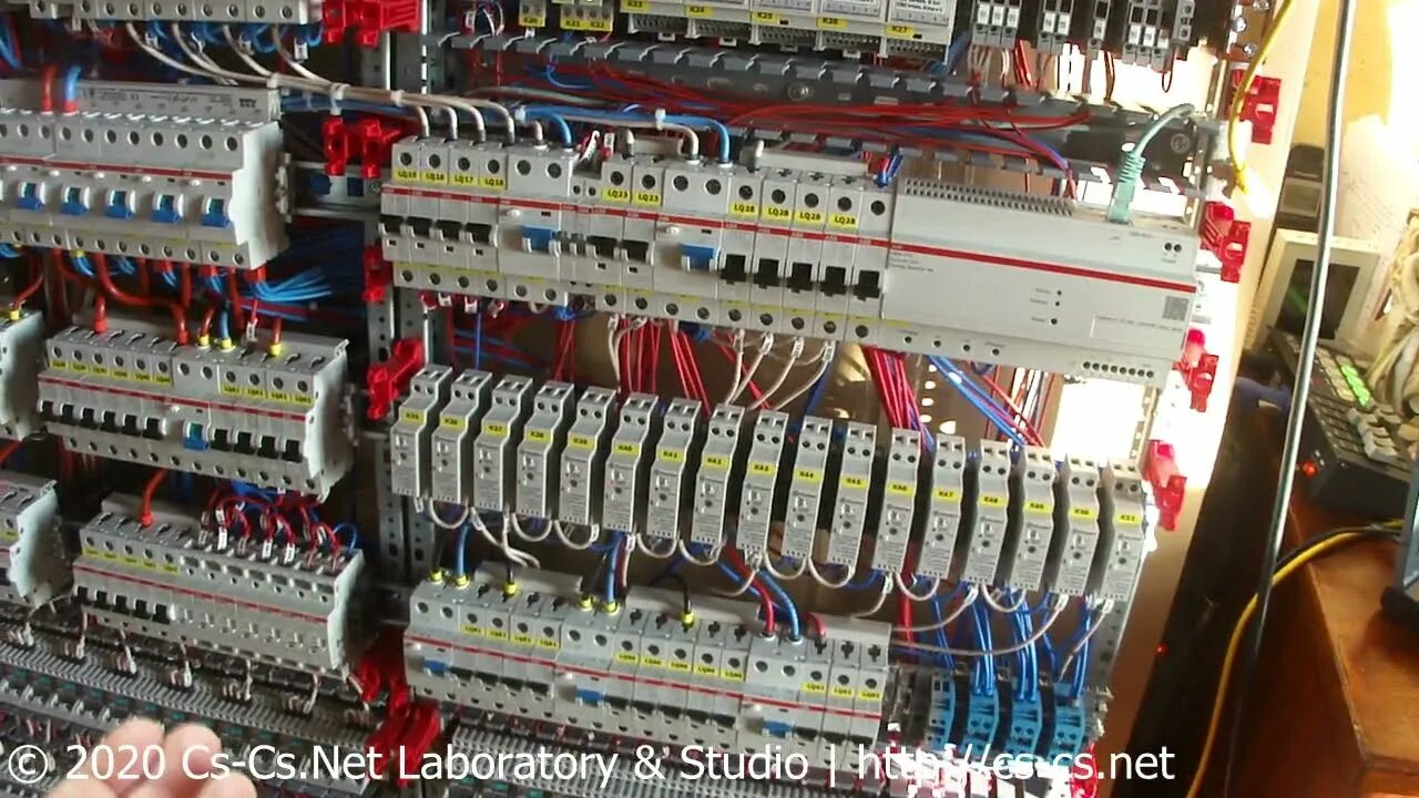 Маркировка клеммников дкс. Маркировка кабеля в электрощитах. Щиток cs-cs. Щит силовой на ножках. Cs cs net.