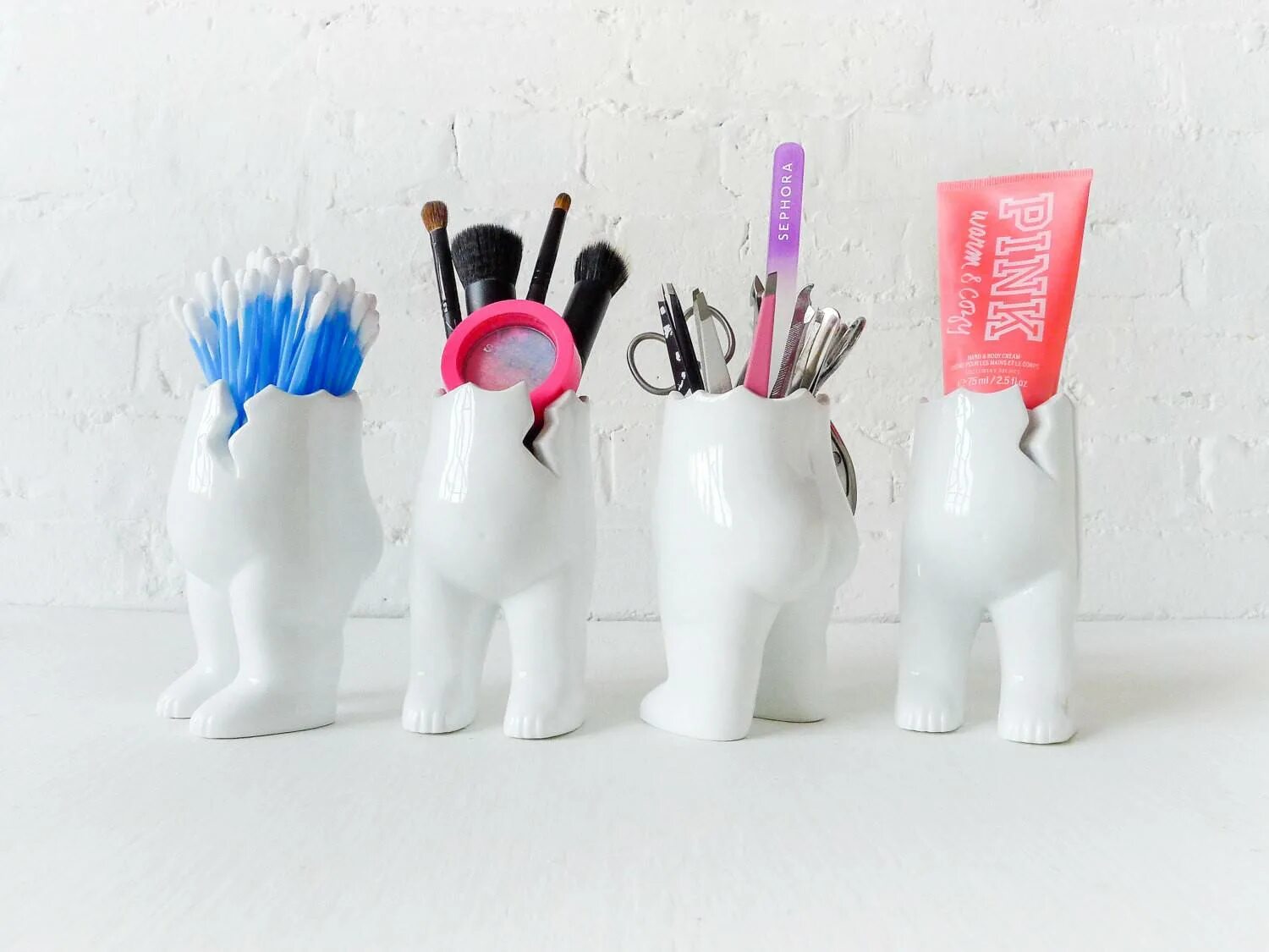 Интимные аксессуары забавные. Бюстгальтер котики. Аксессуар для кухни держалка на стену. Бутафория для фотосессии. Веселые предметы.