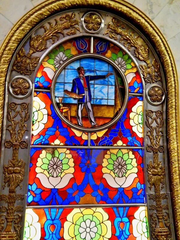 Витражи душкин новослободская. Витражная москва. Витражная москва. Витраж в музее ленина в москве. Витражи на новослободской.